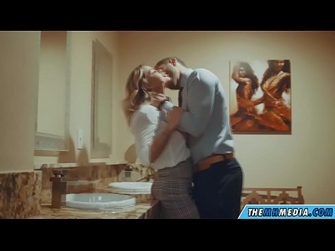 ❤️ Блондинка сени коомдук дааратканада азгырып жатканда Супер порно боюнча бизде
